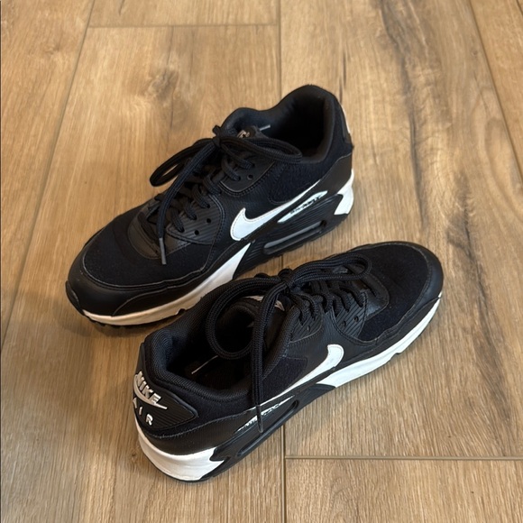 Nike Air Max Women's Black and White Sneakers - Picture 6 of 6